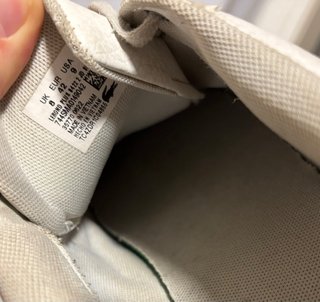 Zapatillas Lacoste blancas.