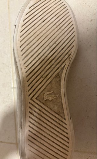 Zapatillas Lacoste blancas.