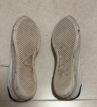 Zapatillas Lacoste blancas.