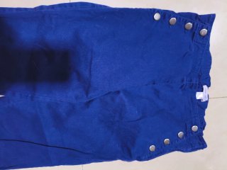 Pantalón azul con botones plateados