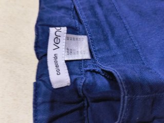 Pantalón azul con botones plateados
