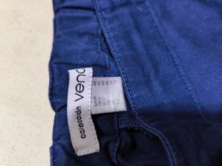 Pantalón azul con botones plateados