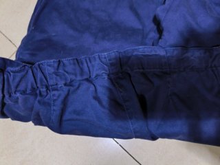 Pantalón azul con botones plateados