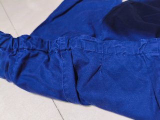 Pantalón azul con botones plateados