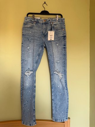 Pantalón vaquero Bershka Slim Fit roto con efecto