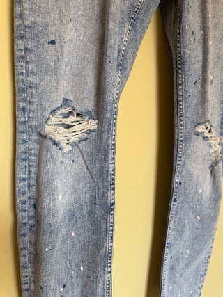 Pantalón vaquero Bershka Slim Fit roto con efecto