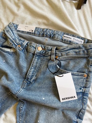 Pantalón vaquero Bershka Slim Fit roto con efecto