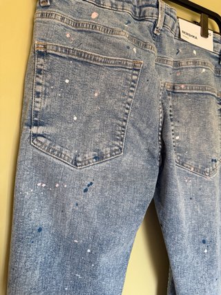 Pantalón vaquero Bershka Slim Fit roto con efecto