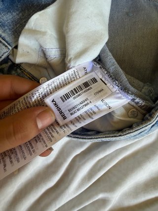 Pantalón vaquero Bershka Slim Fit roto con efecto