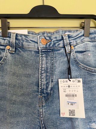 Pantalón vaquero Bershka Slim Fit roto con efecto