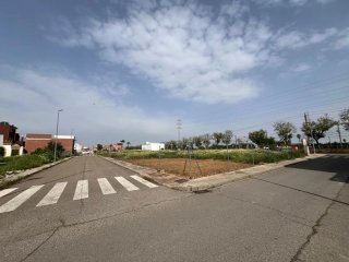 Solar de esquina 180 m2, zona estación de Brenes