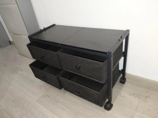 Porta abiti con cassetti e ruote