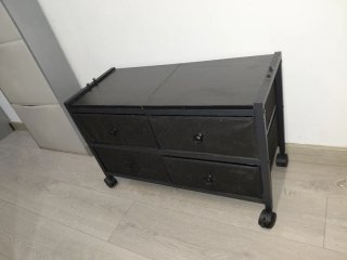 Porta abiti con cassetti e ruote