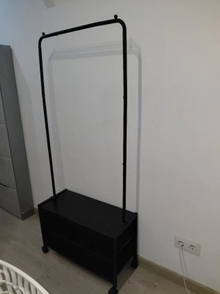 Porta abiti con cassetti e ruote