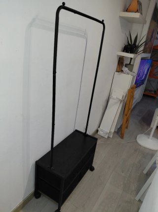 Porta abiti con cassetti e ruote
