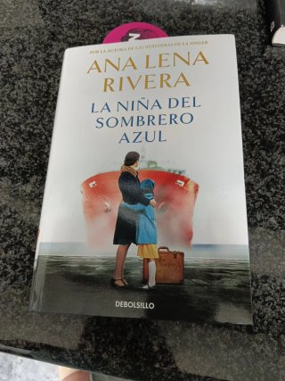 LA NIÑA DEL SOMBRERO AZUL