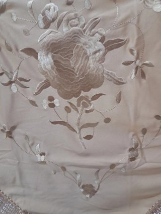 Manton bordado floral beige