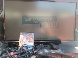Play2 +  mando, 5 juegos y micrófonos + tele lg 32