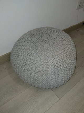 Pouf rotondo all'uncinetto grigio