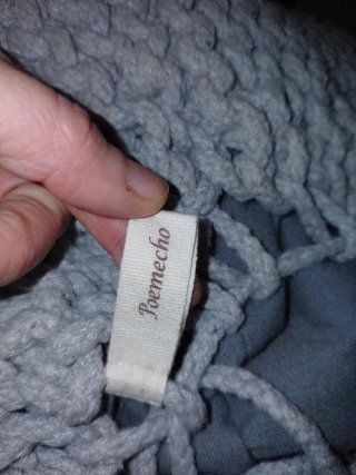 Pouf rotondo all'uncinetto grigio