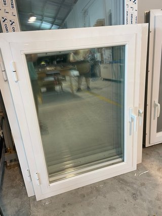 Ventana de aluminio blanca practicable 950 x 1100