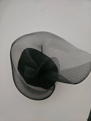 Tocado negro para boda