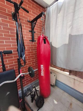 Saco de boxeo Bruiser con soporte pared