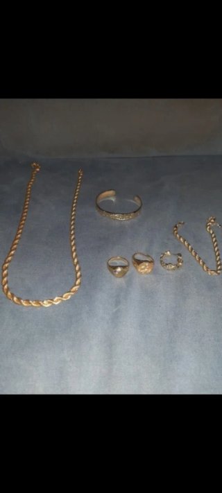 Gioielli dorati: collana, bracciale e anelli