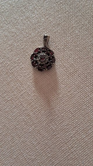 Ciondolo con pietre rosse e argento