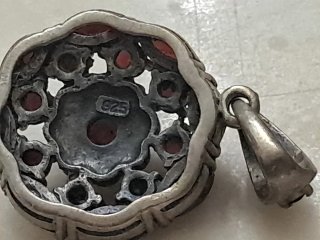 Ciondolo con pietre rosse e argento