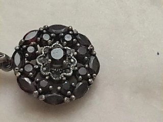 Ciondolo con pietre rosse e argento