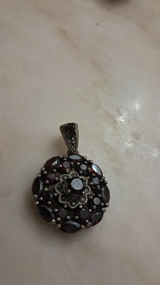 Ciondolo con pietre rosse e argento