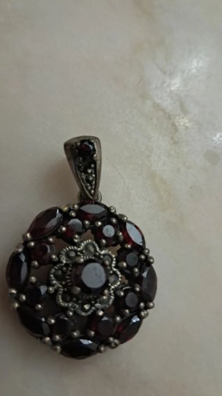 Ciondolo con pietre rosse e argento