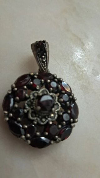 Ciondolo con pietre rosse e argento