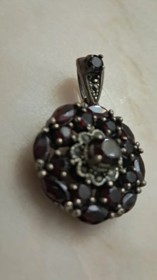 Ciondolo con pietre rosse e argento