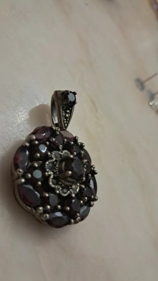 Ciondolo con pietre rosse e argento