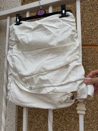 Falda blanca con detalle de concha