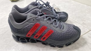 Zapatillas Adidas Grises y Rojas
