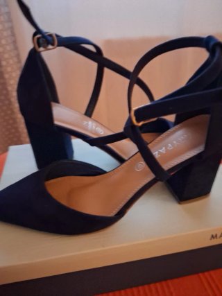 Zapatos de tacón azul con tiras