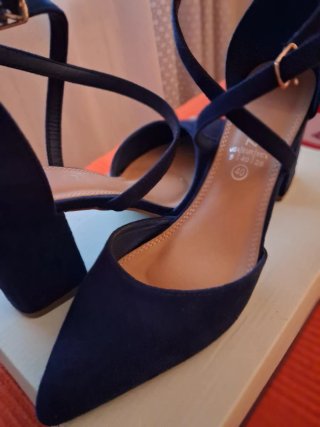 Zapatos de tacón azul con tiras