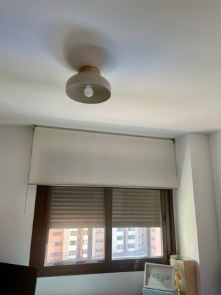 Lámpara de techo crema y madera