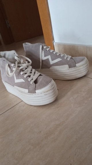 Zapatillas grises y blancas de mujer
