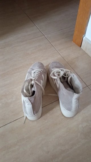 Zapatillas grises y blancas de mujer