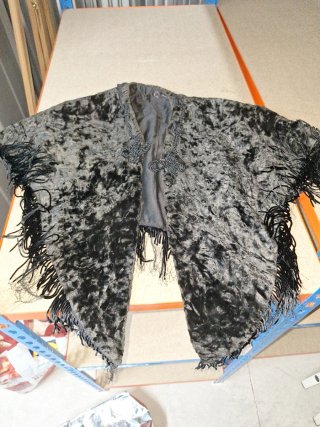 Capa Festera Negra con Flecos