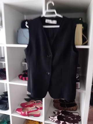 Chaleco y 2 prendas más