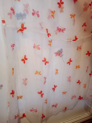Cortinas juveniles con mariposas y flores