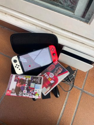 NINTENDO SWITCH OLED + FIFA 21 FIFA 18 + FUNDA