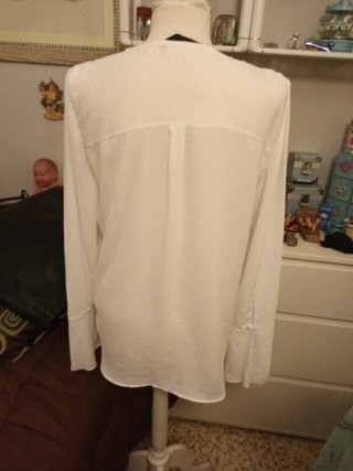 Blusa blanca manga larga con volantes