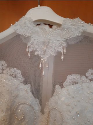Abito da sposa principessa pizzo e perle