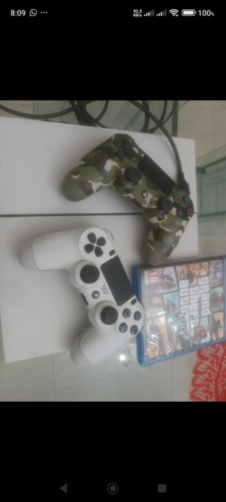 PS4 con 2 controller e gioco